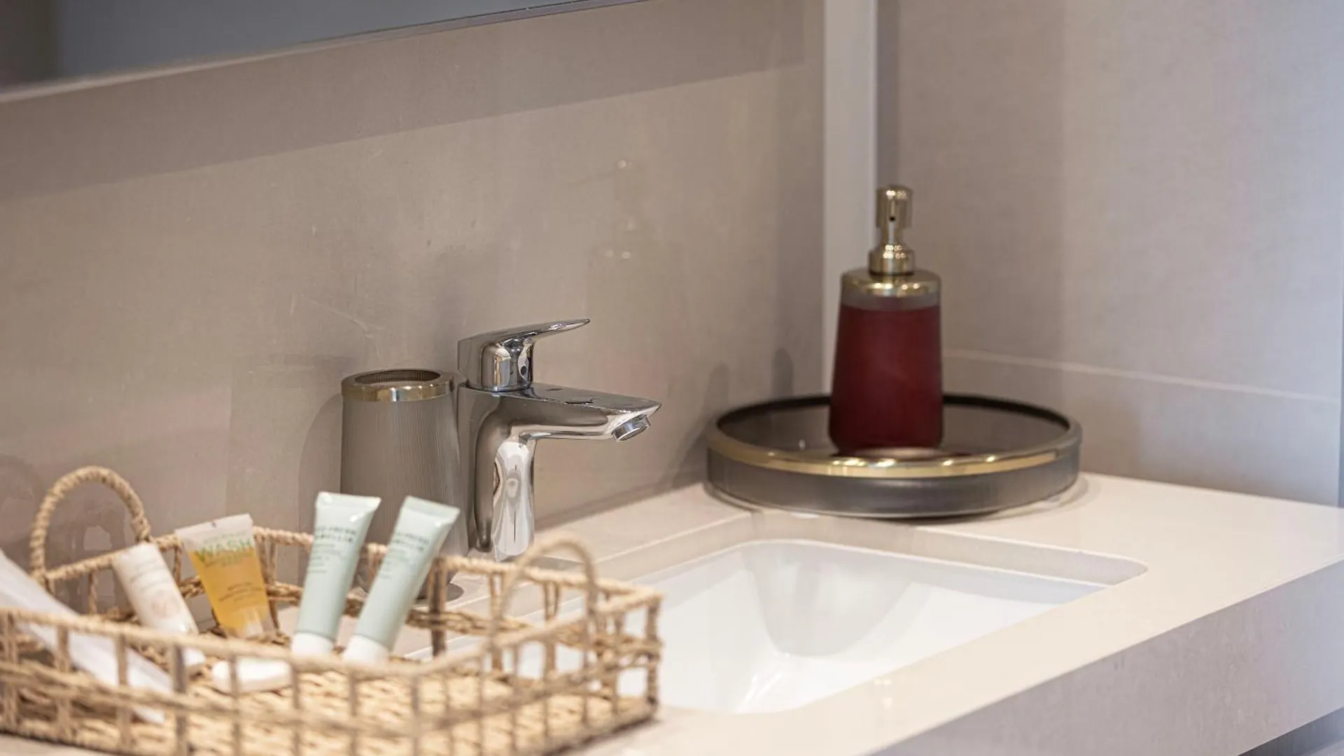 Full Burj View & Direct Access To Dubai Mall Apartment